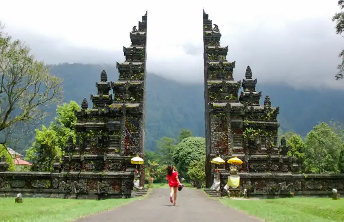 Bali’deki Endonezya tapınaklarında çılgınlar gibi ve özgürce koşmak