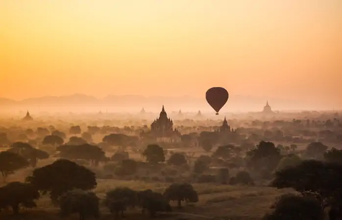 Myanmar’ın (Burma) Bagan şehrinde gündoğumu binlerce pagodayı ortaya seriyor