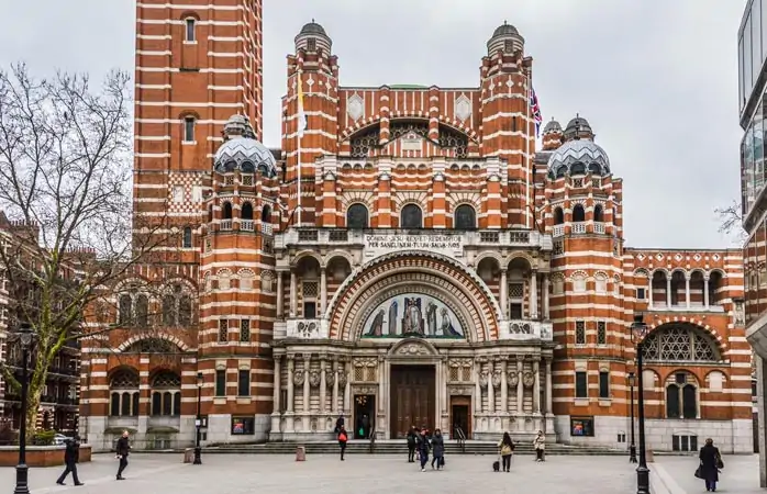 Londra’daki Westminster Katedrali, İngiltere ve Galler’in en büyük Katolik kilisesidir