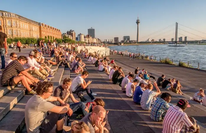 Avrupa'nın en güzel şehirleri- Düsseldorf limanında güneşin tadını çıkaranlar