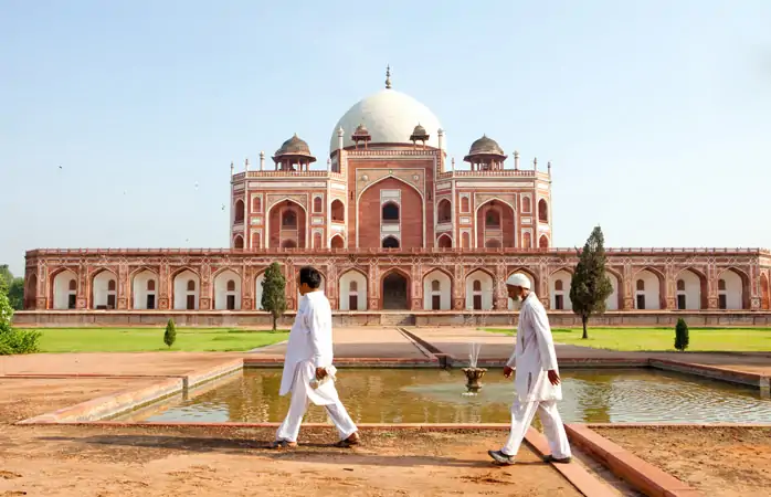 Hindistan’ın Delhi şehrindeki Hümayun Türbesi’nin önünden geçen iki adam