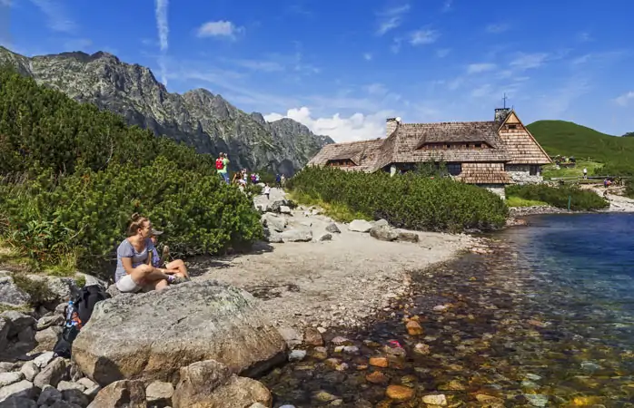 popüler tatil yerleri- Tatra Dağları’ndaki Beş Polonya Gölü Vadisi’ne yürüyüş yaparken mola veren bir kadın