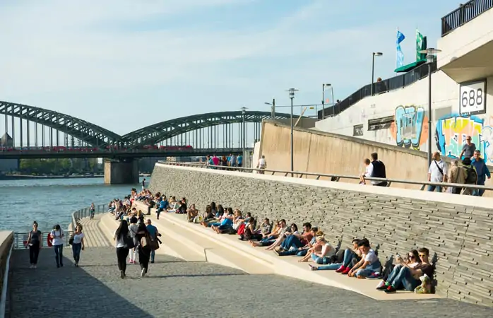 popüler tatil yerleri- Ren Nehri kıyısında vakit geçiren insanlar – Köln, Almanya