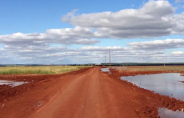 Canindeyú, Paraguay’ın soya fasulyesi tarlaları ve kırmızı toprak yolları