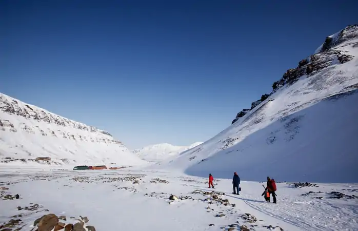 Dünyanın en ücra yerleri- Longyearbyen’in etrafındaki engin, yabanıl arazide yürüyüş yaparken kutup ayılarına karşı tetikte ol