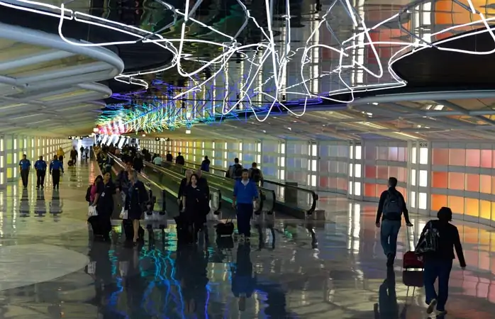 The Sky’s the Limit” sanat sergisi, Chicago O’Hare Havalimanı’nın B ve C terminal salonlarını birbirine bağlıyor