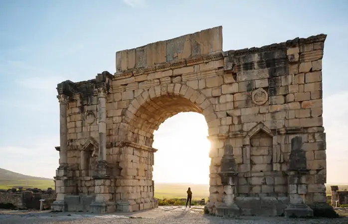 Fas gezi rehberi- Güneşin altında parıldayan Volubilis zafer takı