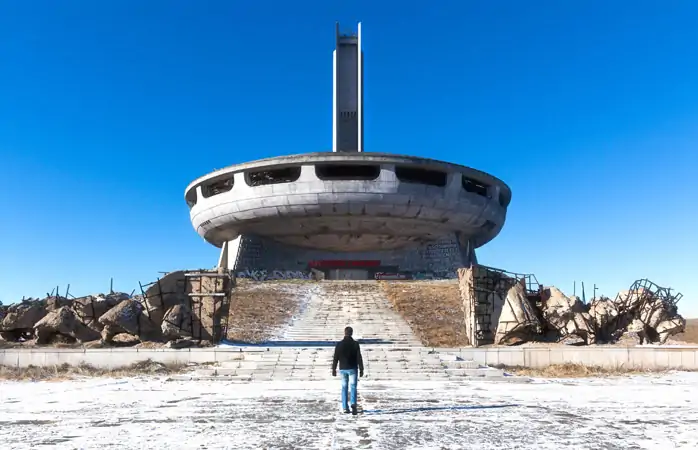 Buraya bir UFO’nun indiğini düşünmen çok normal. Buzluca Anıtı Komünist dönemden kalma garip bir tarihi eser