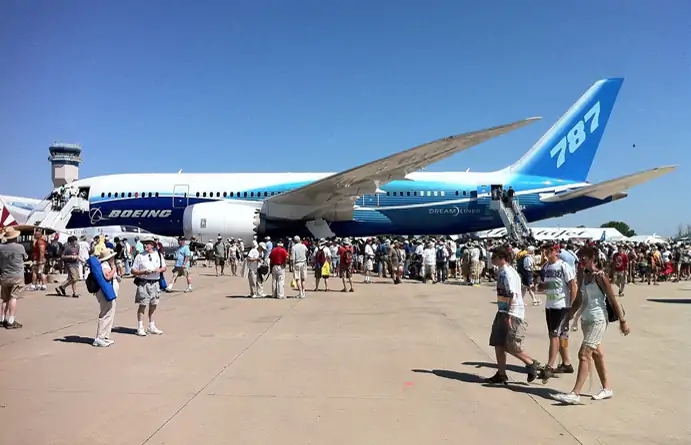 Boeing'in Dreamliner uçağı daha büyük camlar, otomatik kararan ışıklar ve ekstra bacak mesafesi sunuyor © rmhauch