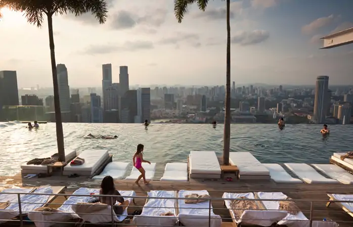 Marina-Bay-Sands-sonsuzluk-havuzu-yuzme-havuzlu-oteller-teras-havuzlari