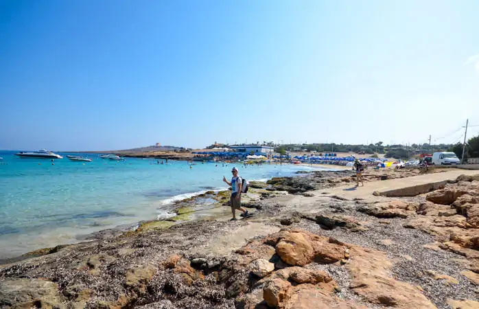 Kalabalık otellerden uzak Little Armier Bay