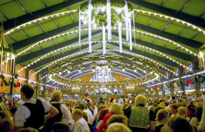 Oktoberfestbier içmek için büyük içki çadırlarından birinde toplanmış binlerce bira tutkunu.