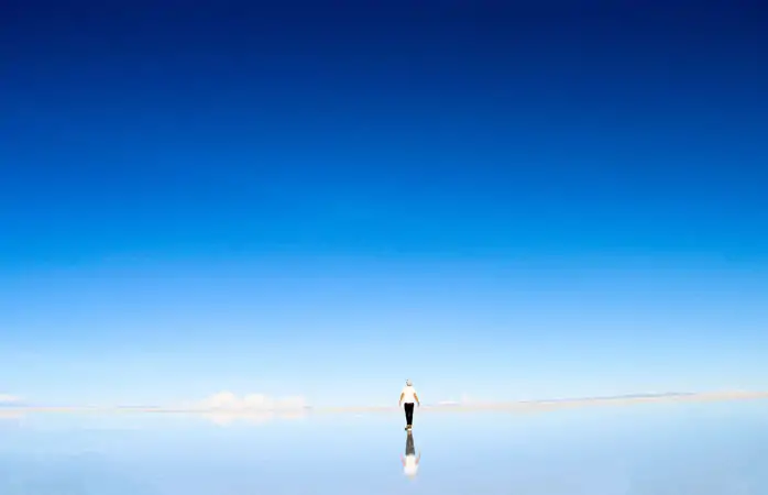 en ilginç yerler - Salar de Uyuni'nin yansıtıcı yüzeyi farklı bir bakış açısı yakalamak için harika bir yer