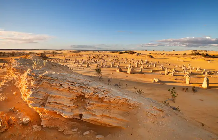 en ilginç yerler - Nambung Ulusal Parkı'ndaki The Pinnacles milyonlarca yıldır kızgın güneşin altında uzanıyor