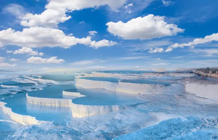 en ilginç yerler - Masmavi sular ve pofuduk beyaz teraslar. Pamukkale bulutları andıran bir harikalar diyarı 