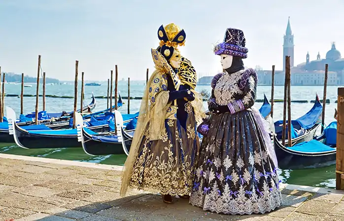 Venedik’teki Carnevale di Venezia’da sen de böyle muhteşem pozlar verebilirsin