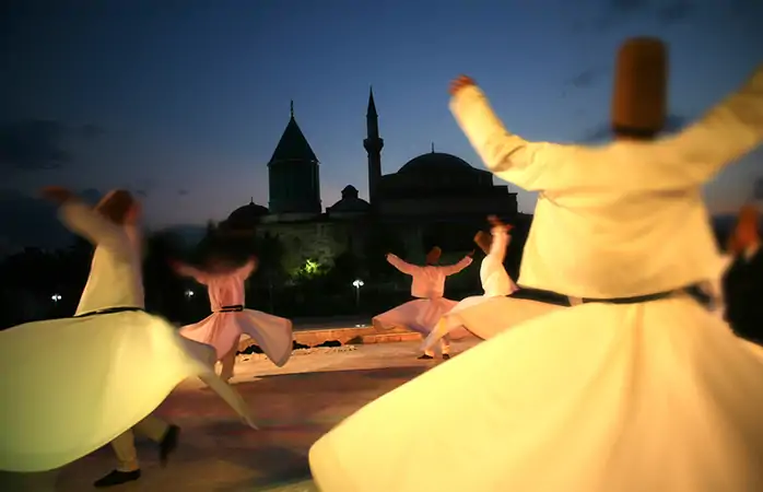 Aralıkta Türkiye’nin Konya şehrinde semazenlerin dans ve gösterileriyle neşe dolacaksın