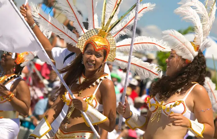 tek başına tatil önerileri -Caribana Festivali’ndeki geçit töreninin peşine takılmak istiyorsan biraz tüy ve süs bulman yeterli