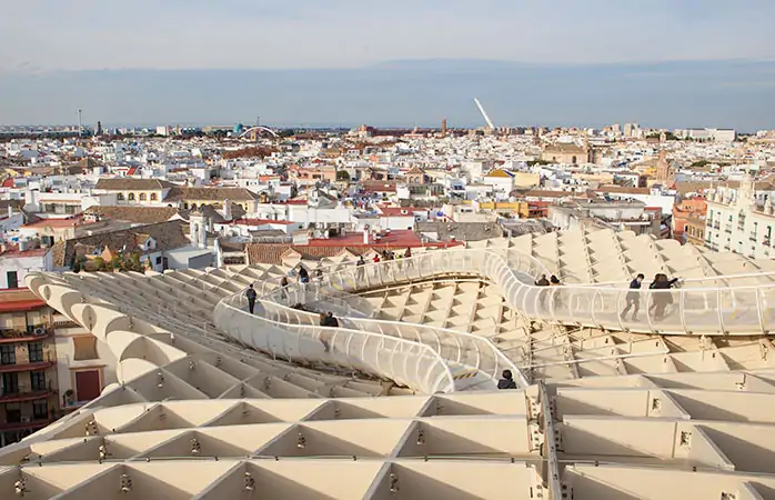 Sevilla’daki Metropol Parasol’un yürüme yollarında fotoğraf çek