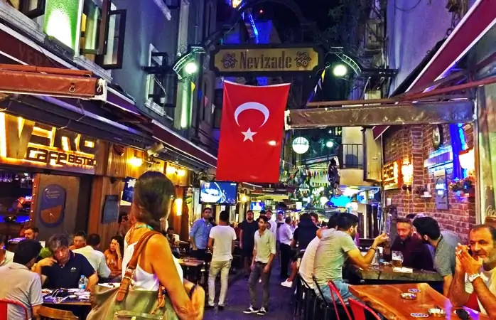  Krependeki İmroz, çok iyi restoranların bulunduğu Nevizade sokağının hareketli merkezinde