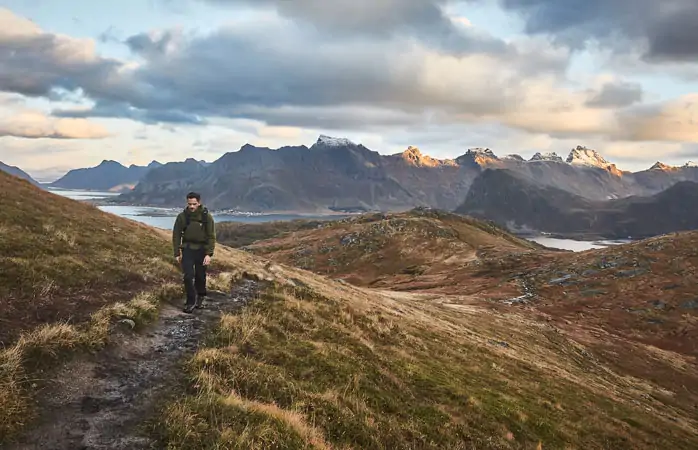 Lofoten Adaları - Yürüyüş botlarını çek ve Kvalvika Plajı’na yukarıdan bakan Ryten’e çıkan yolu takip et