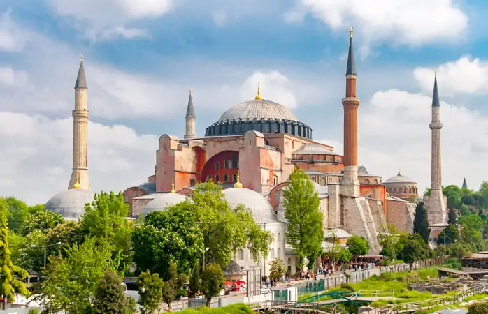  Bir zamanlar kilise, ardından cami ve şimdi müze olan Aya Sofya eşsiz bir dini mabet 