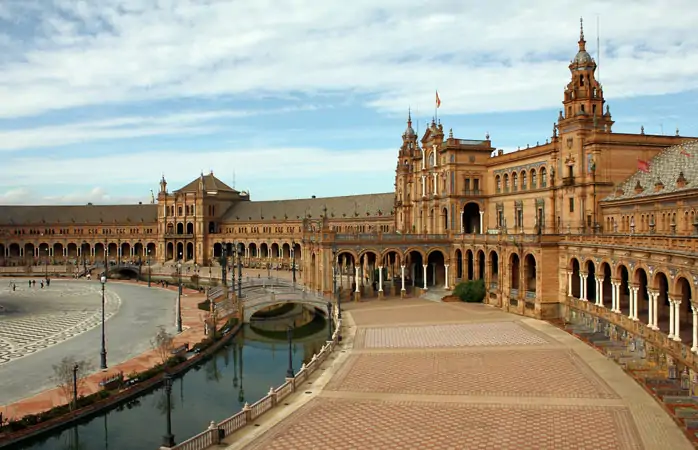 Sevilla'da gezilecek yerler - Plaza de España beş futbol sahası büyüklüğünde ve Sevilla'nın en etkileyici yerlerinden biri