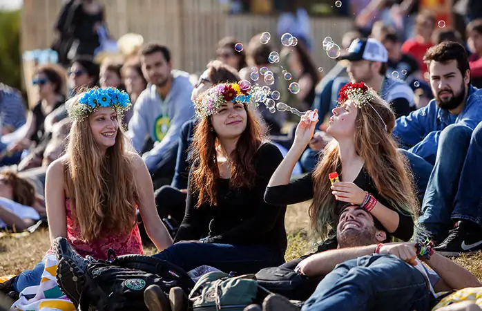 Avrupa müzik festivalleri: Porto’nun NOS Primavera Sound festivalinde çimlerin üzerinde köpük oyuncağı keyfi 