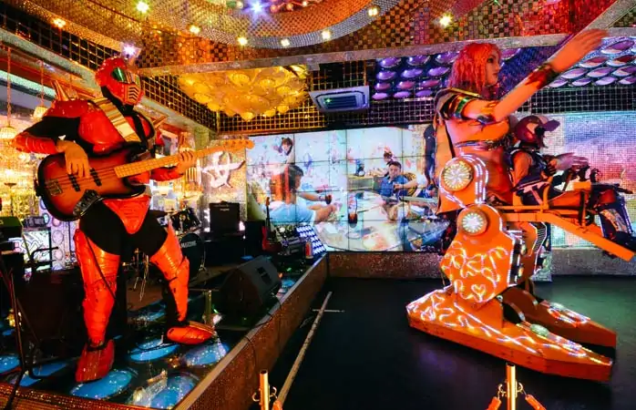 Dünyanın en iyi yemekleri: Akşam yemeği ve robot gösterisi bir arada? Tokyo’daki Robot Restaurant’ta her şey mümkün