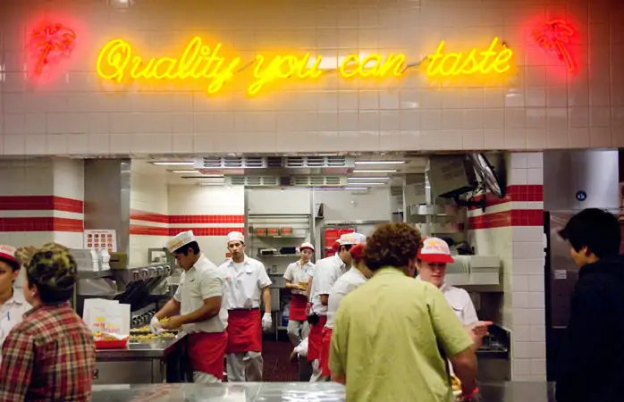 Dünyanın en iyi yemekleri: In-N-Out hamburger restoranının hamburgerleri anında taze malzemelerle hazırlanıyor