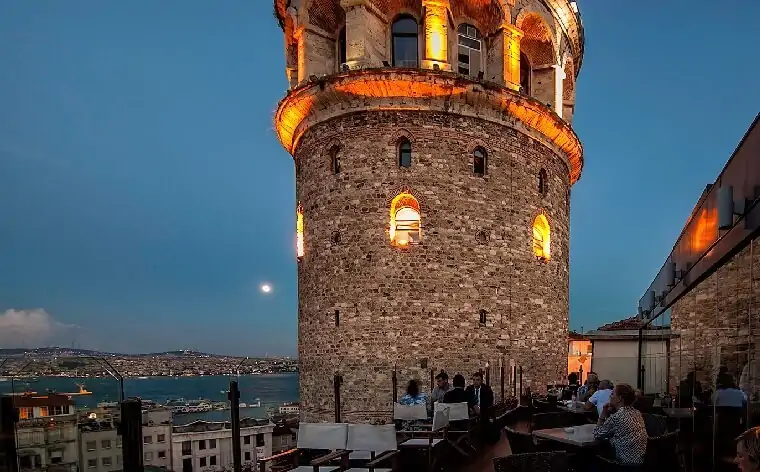 Bazı manzaralara paha biçilemez! İstanbul manzarasına karşı yemek keyfi,  Firuzende Restaurant Galata