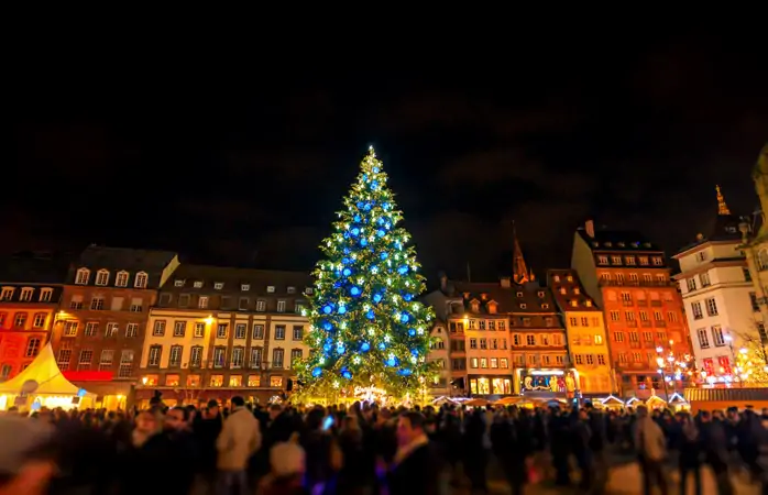 Salzburg’daki Christkindlmarket muhteşem Residenzplatz’ta kuruluyor