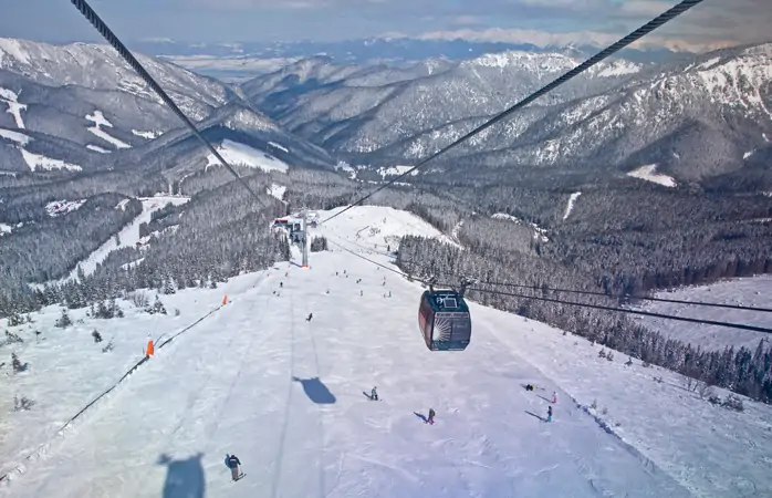 Chopok zirvesindeki modern Funitel teleferik - Jasna, Slovakya