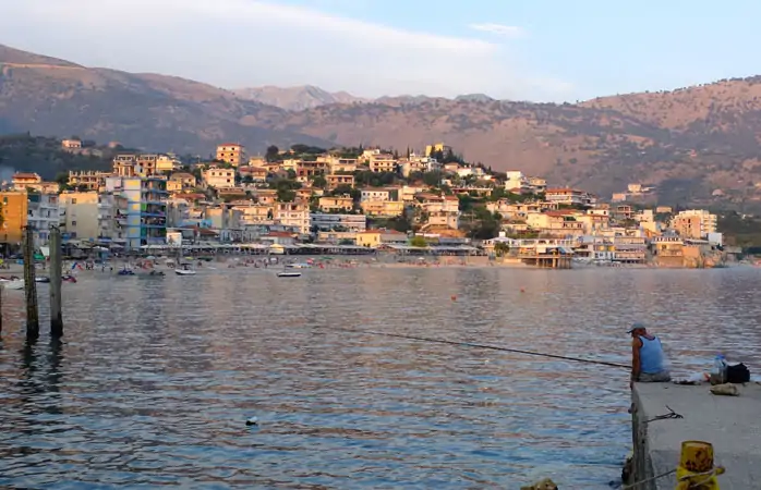 Kıyı şehri Himara’dayken keyfine bak, taze deniz ürünlerinin tadını çıkar ve keyfine bakmaya devam et