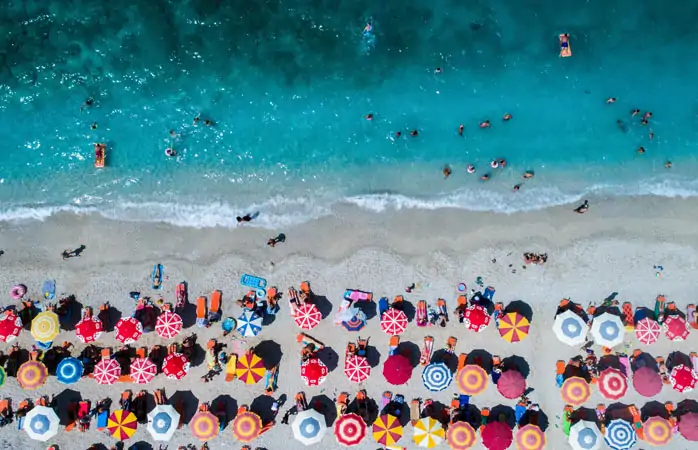 Saranda’yı Arnavutluk Rivierası’ndaki diğer plajları keşfetmek için bir üs olarak kullanabilir veya tüm vaktini burada geçirebilirsin!