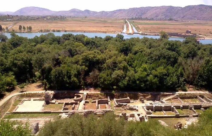 Eskiden bir Roma şehri ve Yunan kolonisi olan Butrint, Arnavutluk’ta Unesco listesine giren ilk yer